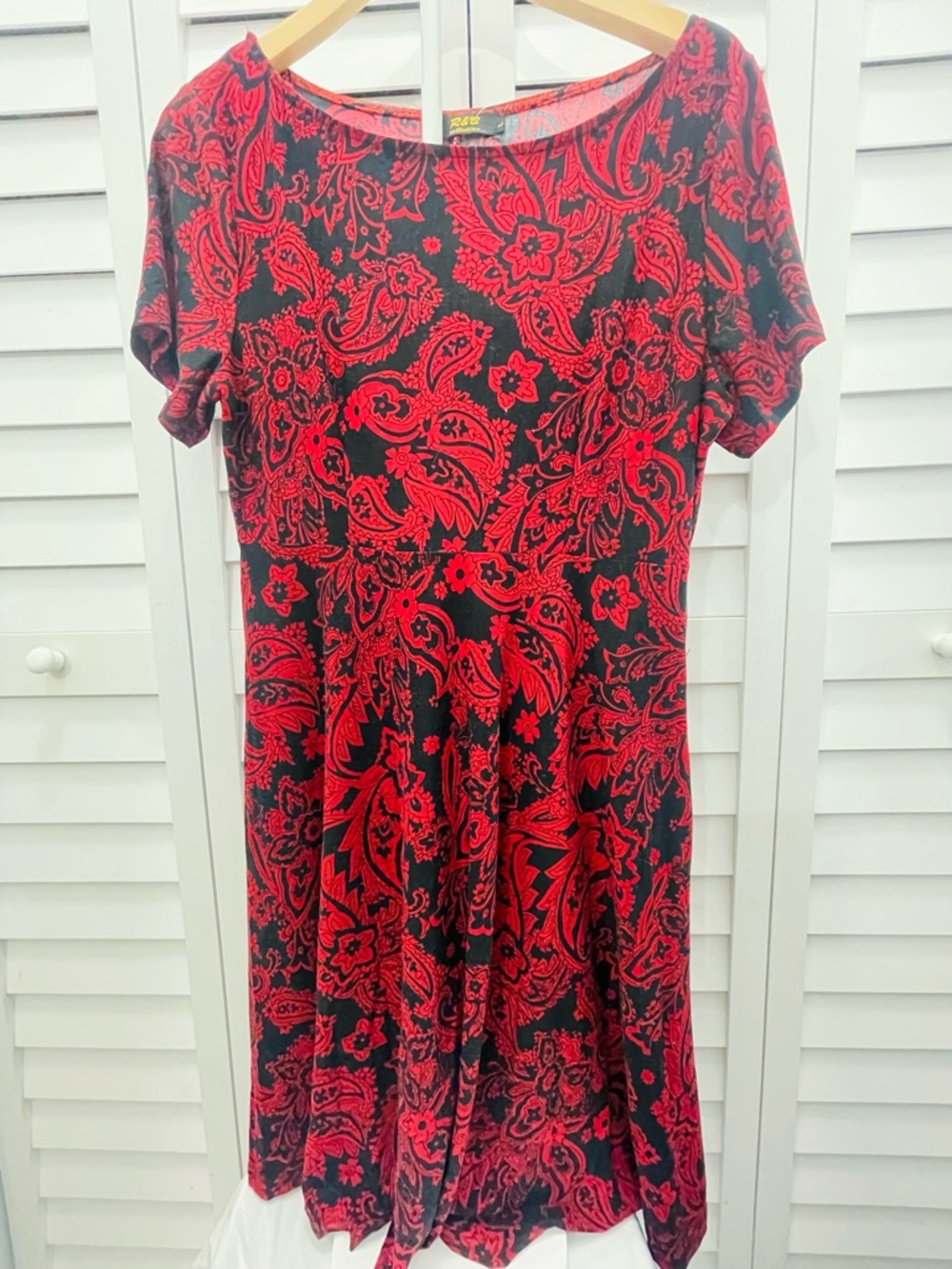 Blank & Red Paisley Short-Sleeve Women’s Dress. Size L